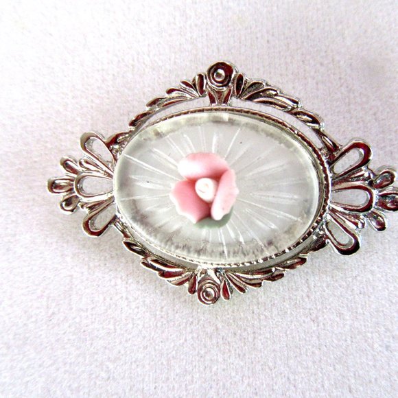 Victorian Revival cameo style frosted lucite & pink rose brooch in silver frame - Picture 4 of 5